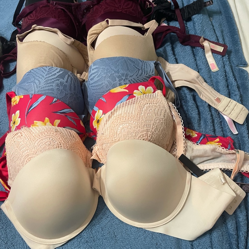 Pink Bras - Picture 2 of 2